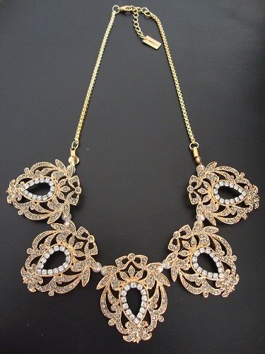 Colar placas rendadas com strass