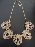 Colar placas rendadas com strass